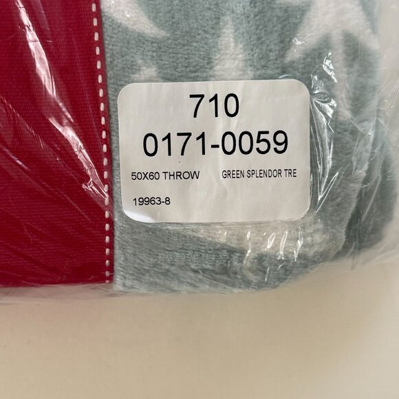 North Pole Velvet Plush Throw 50x60 Green Splendor Tree Soft & Plush - Picture 2 of 5